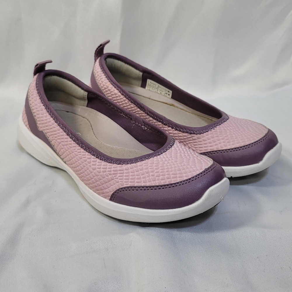 VIONIC® slip on sneakers in EUC